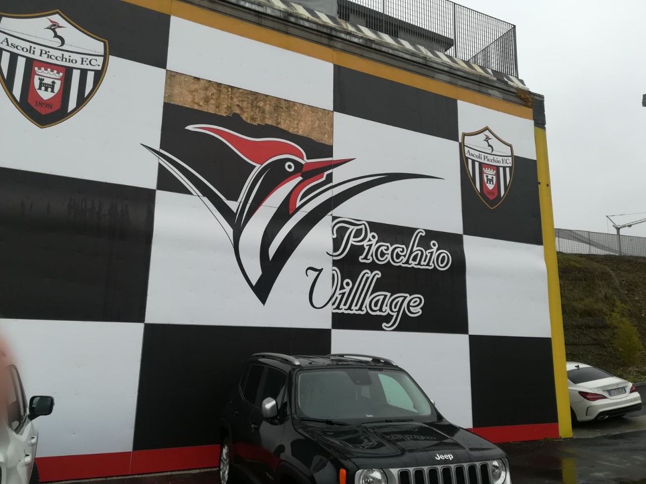 Ascoli, allenamento a porte chiuse <br> sorvegliato dalle forze dell’ordine <br> Viareggio Cup: esordio del Picchio