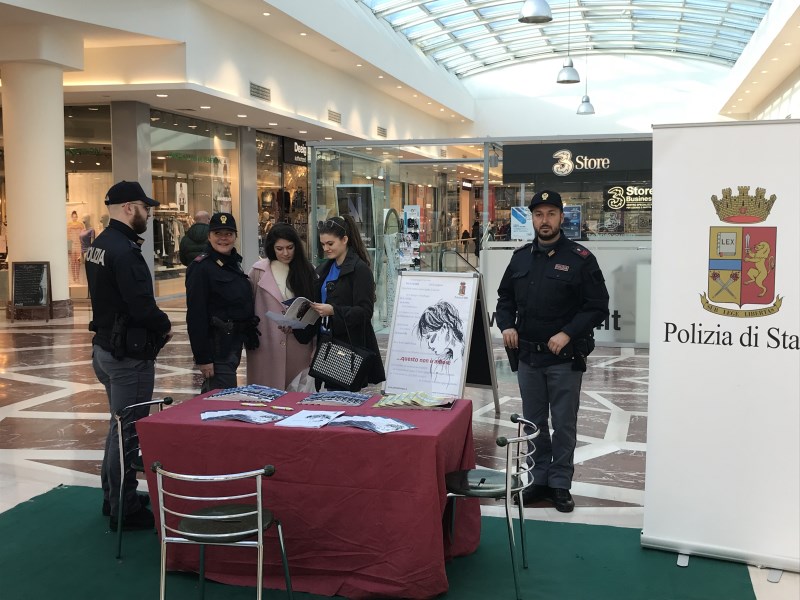 La Polizia interviene <br> al centro commerciale <br> ma stavolta perchè è l’8 marzo