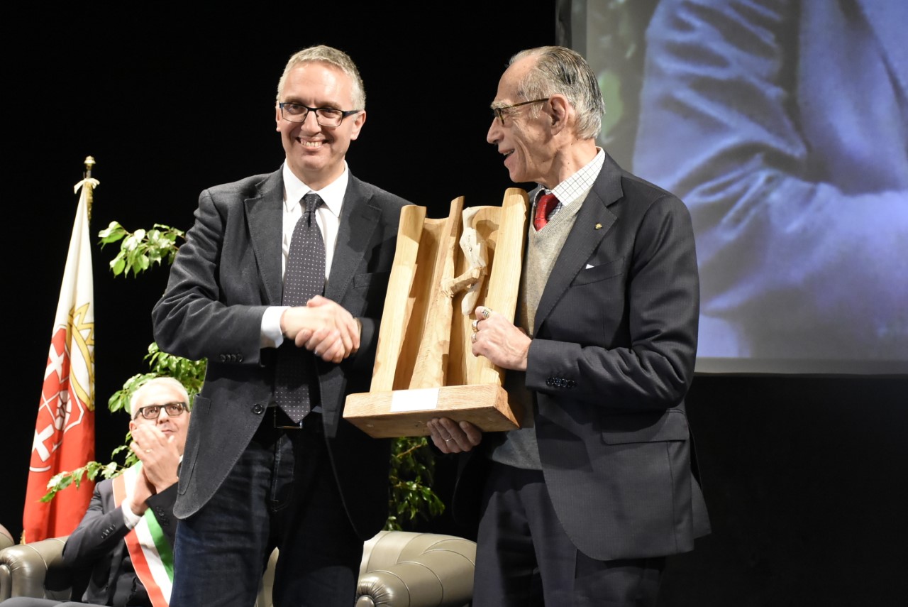 <span> Mario Pianesi, il guru della macrobiotica </span> <br> Da Tara Gandhi a Fidel Castro <br> premi e attestati in tutto il mondo