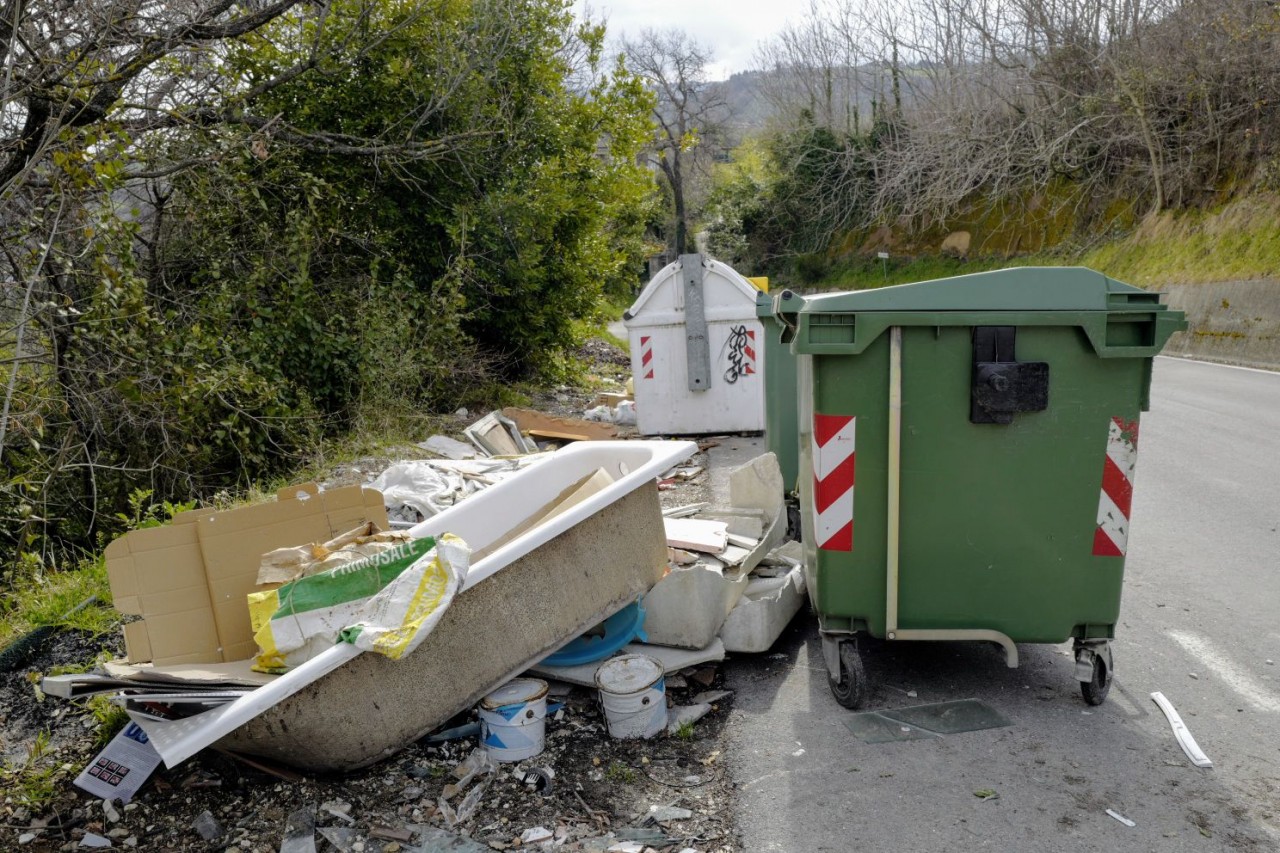 Discarica abusiva a Rosara, <br> c’è anche una vasca da bagno