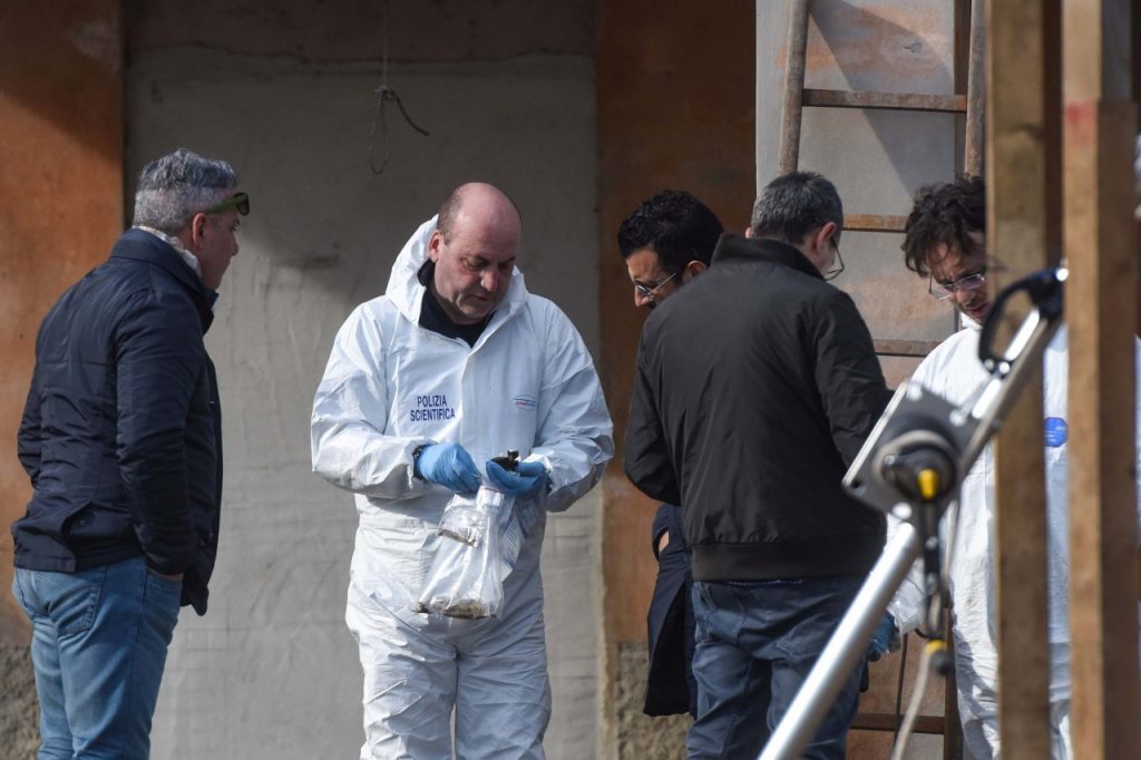 Pozzo dell’orrore, <br> trovati oltre 50 reperti <br> Il sindaco: «La città è sicura»