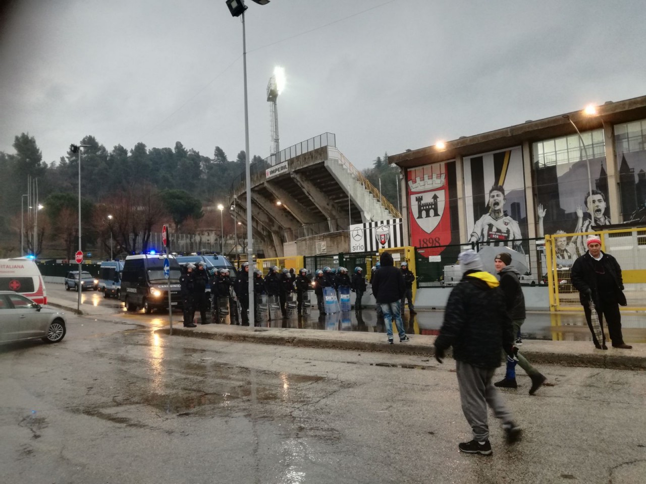 “Bellini guarda che rovina” <br> Esplode la contestazione della Sud