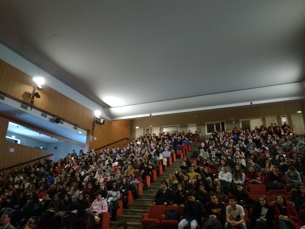 La finanza fa spettacolo: <br>in 500 per Ubi banca