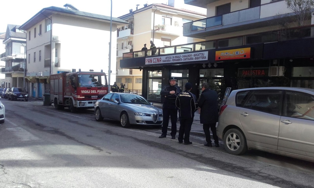 Dramma all’alba in via Tranquilli, <br> bancaria di 59 anni vola dal quinto piano