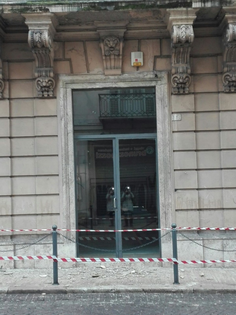 Piovono calcinacci in corso Trieste <br> Marciapiedi e negozio off limits <br> Sono i ricordi lasciati da Burian