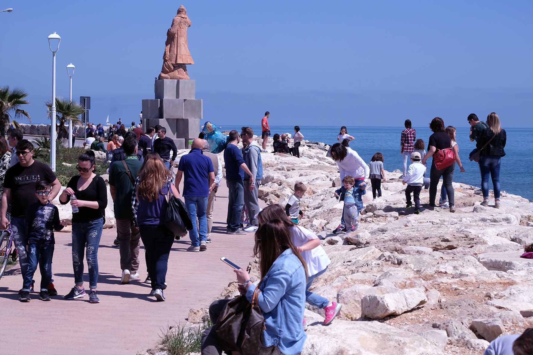 Giornata dell’autismo, <br> si colora il monumento <br> al pescatore