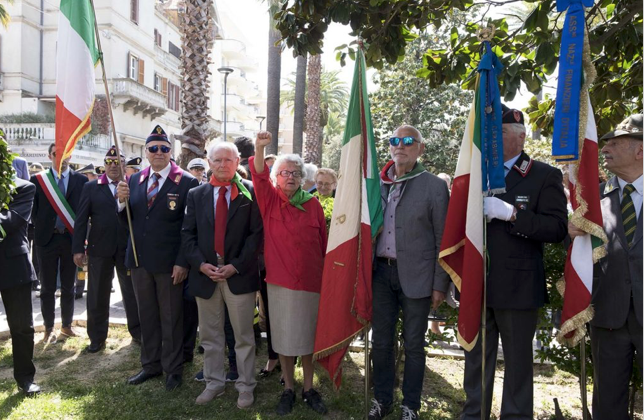 «Tutti a cantare Bella Ciao <br> davanti al Monumento ai Caduti»