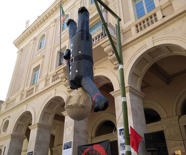 “Antifa” rievoca piazzale Loreto,  <br> fa giocare i bambini alla pignatta <br> con il fantoccio del duce