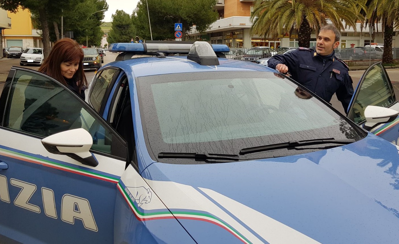 Uomo accoltellato in casa, <br>indaga la polizia