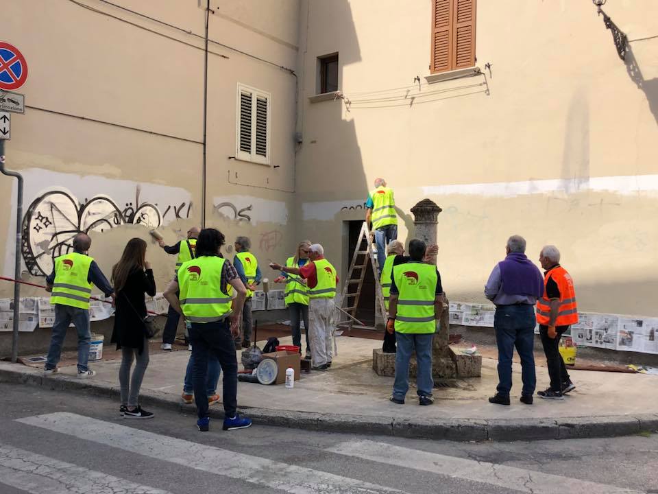 Ecco gli “Angeli del bello” <br> c’è anche il sindaco Castelli <br> a ripulire la città