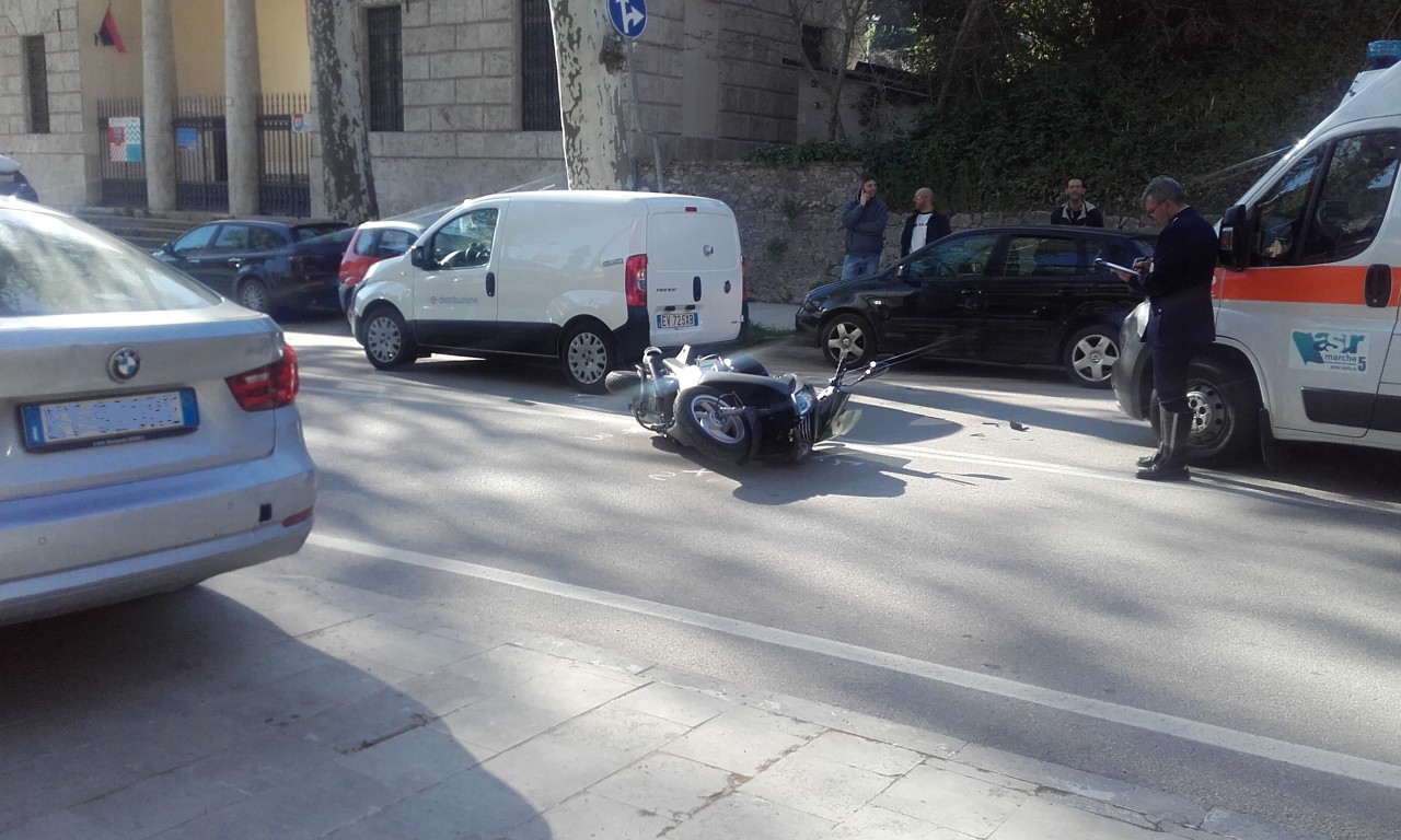 Vola dallo scooter <br> dopo un tamponamento: <br> ventenne ferito a Porta Romana