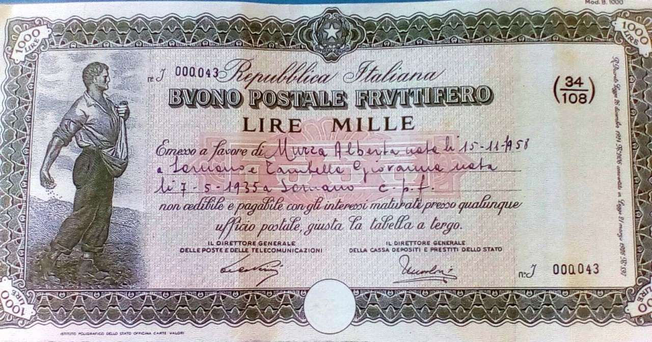 Mette in ordine la mansarda, <br> trova tre buoni postali del 1958: <br> valgono 72mila euro