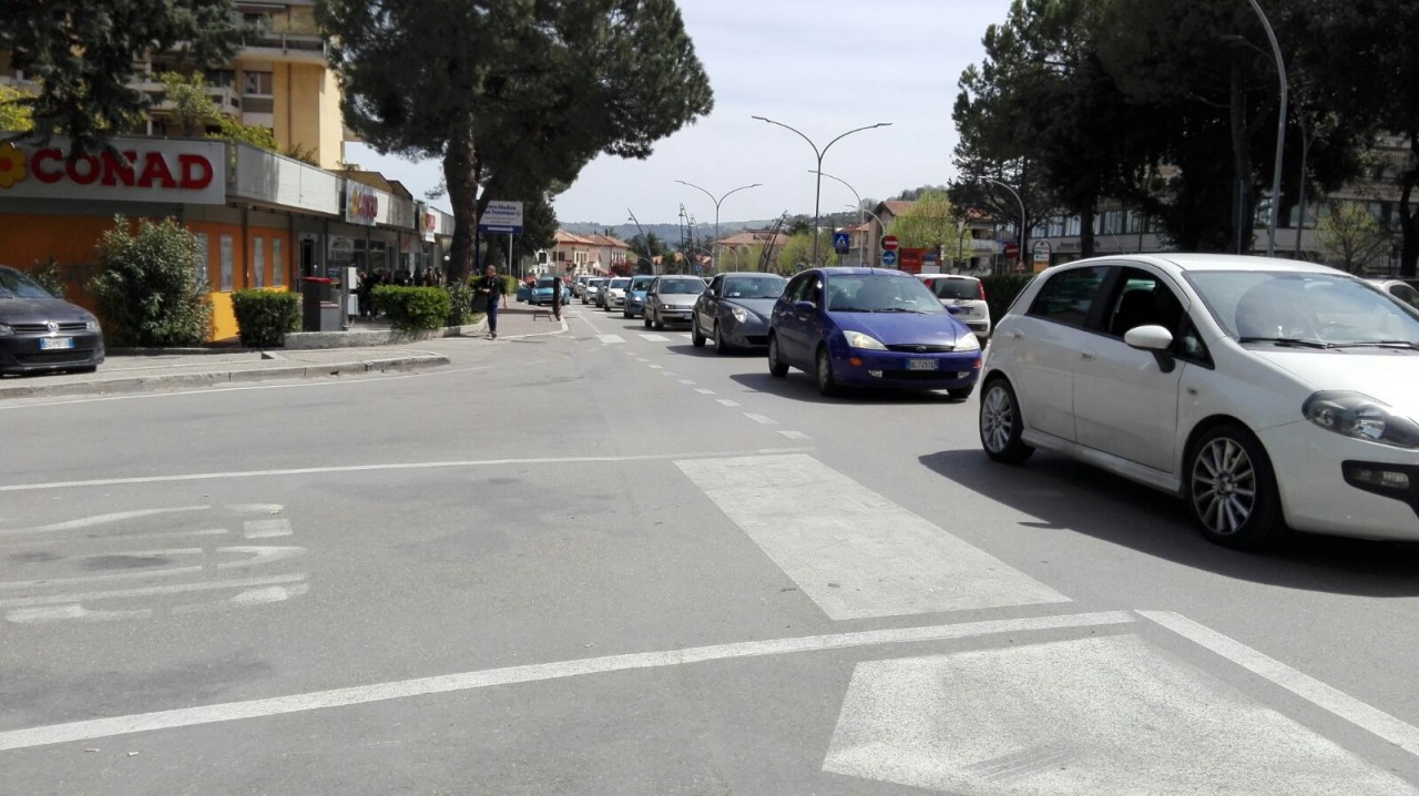 Il mercato torna in via Kennedy <br> e la viabilità va di nuovo in tilt