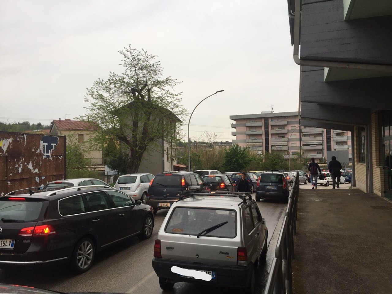 C’è il mercato in via Kennedy, <br> traffico nel caos più totale