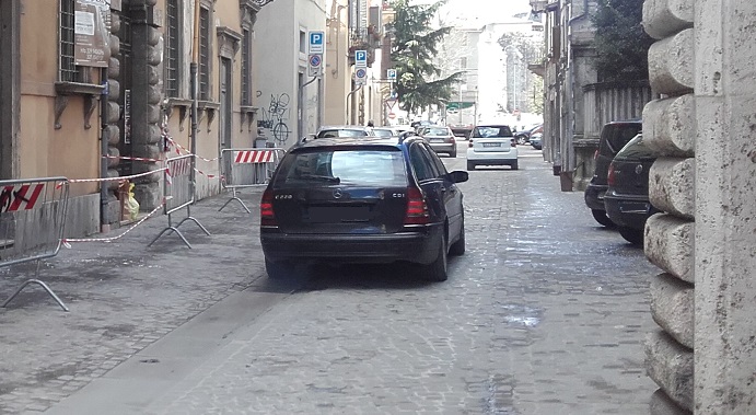 Una donna si ferisce <br> nella gimkana di corso Mazzini