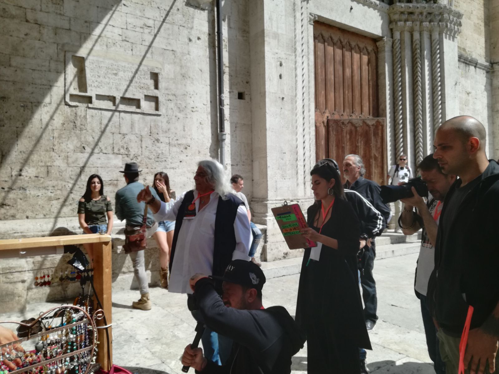 Le riprese con il bel “Thorne” <br> sotto la Loggia dei Mercanti <br> <span>(Foto)</span>