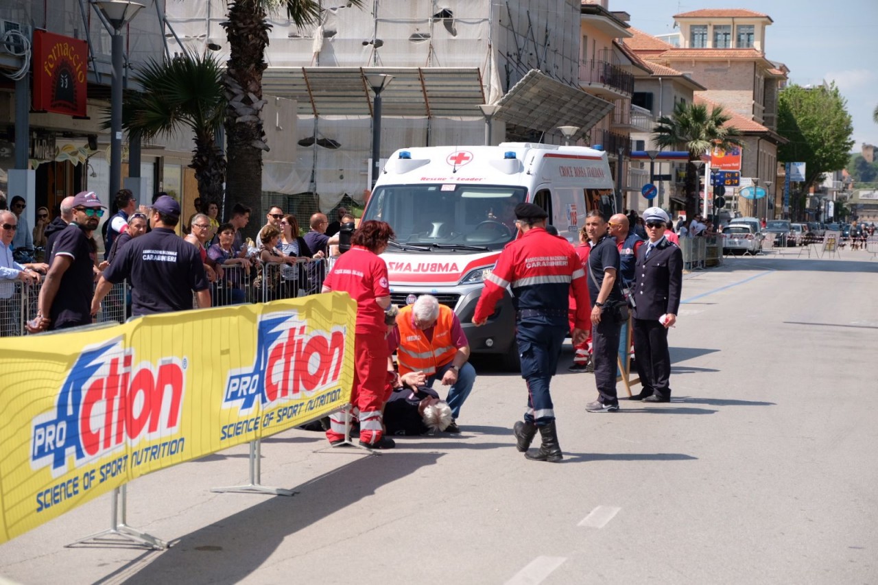 Paura alla gara di triathlon: <br> ciclista prende in pieno <br> un addetto alla sicurezza <span> (Foto) </span>