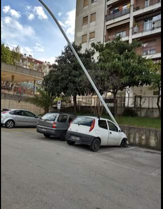 Monticelli, auto danneggiata <br> dalla caduta del palo della luce