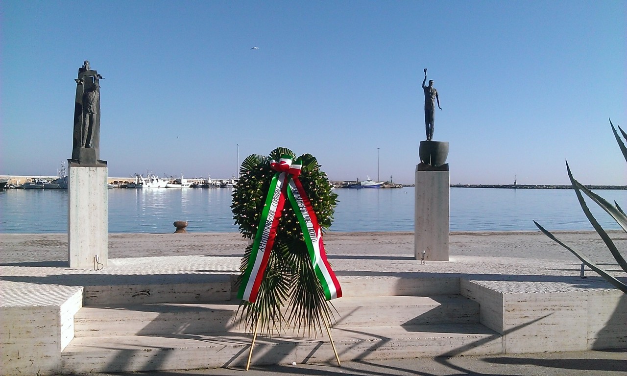 Corone al monumento ai Caduti <BR> Il programma del 25 aprile
