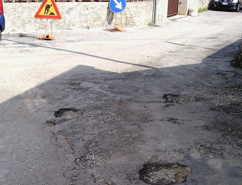 San Pietro in Castello, <br> strada piena di buche <br> e parcheggio lasciato nell’incuria