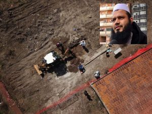 Pozzo dell’orrore, <br> trovato un altro femore <br> L’imam: «Preghiamo per la verità» Pozzo dell’orrore, <br> trovato un altro femore <br> L’imam: «Preghiamo per la verità»