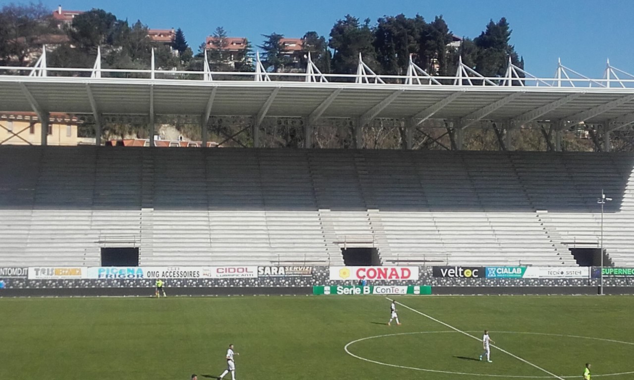 Tribuna est incompiuta, <br> scatta l’ironia dei social