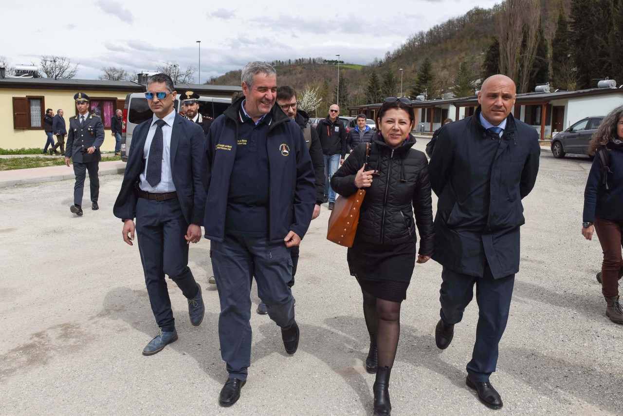 De Micheli a Pieve Torina: <br> «Strumenti di emergenza operativi, <br> tutti devono sentirsi sicuri»