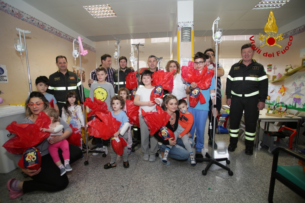 Uova di Pasqua ai piccoli ricoverati <br> Il grande cuore dei pompieri