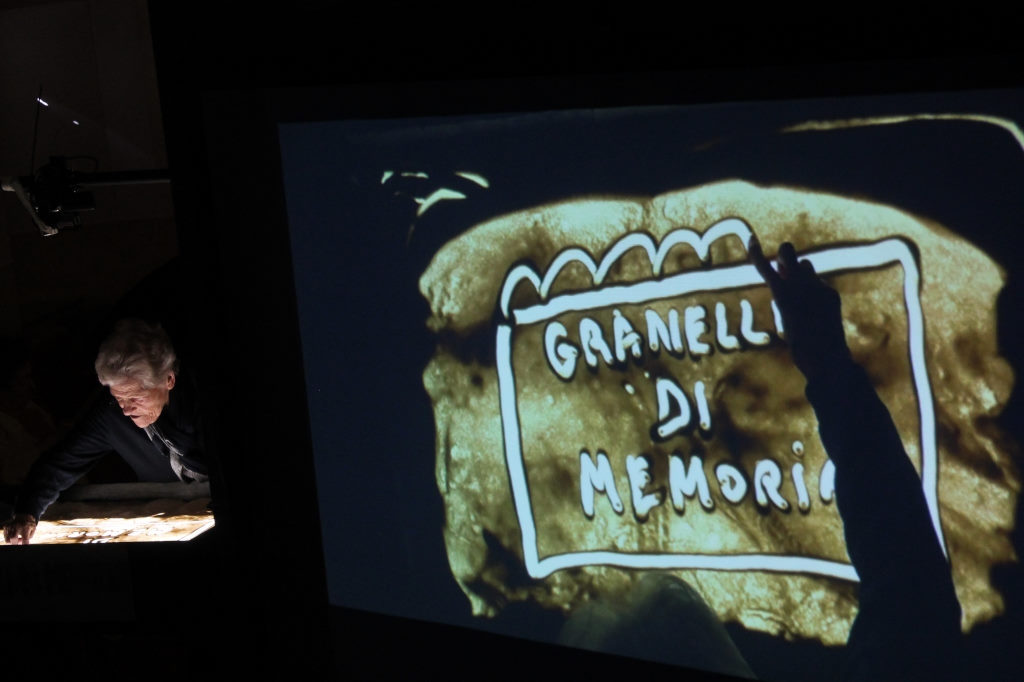 “Granelli di memoria” <br> Ricordi che riaffiorano <br> dalla sabbia