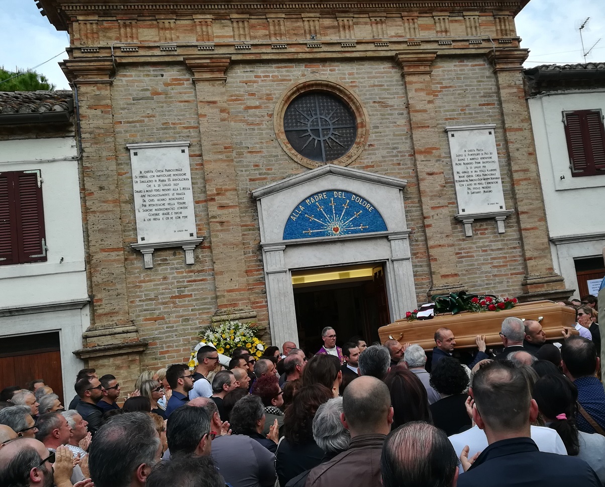 Lo straziante addio a Rossano Conti <br>con la sciarpa del Picchio sopra la bara <br> Il 18 il ricordo allo stadio Del Duca