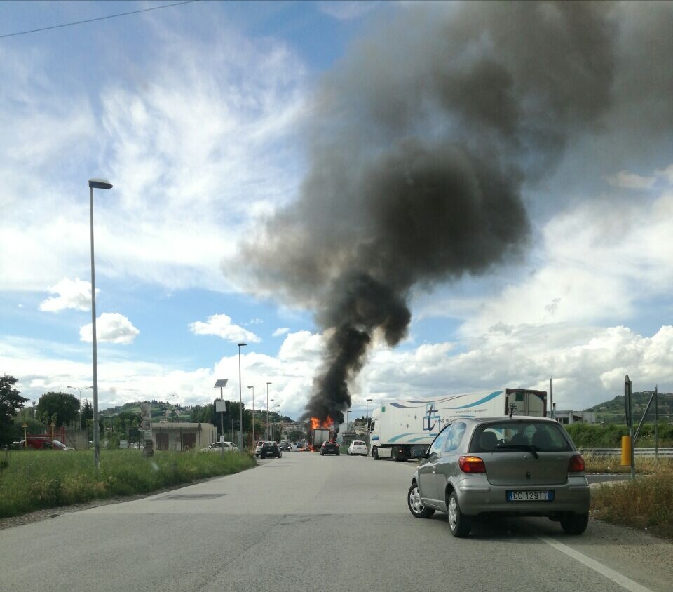 In fiamme camion di melanzane, <br> paura all’uscita di Monsampolo <br> <span> (Foto e Video)
