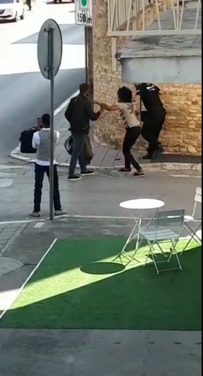 Vigilantes aggredito <br> fuori dal bus <br> (Foto e Video)