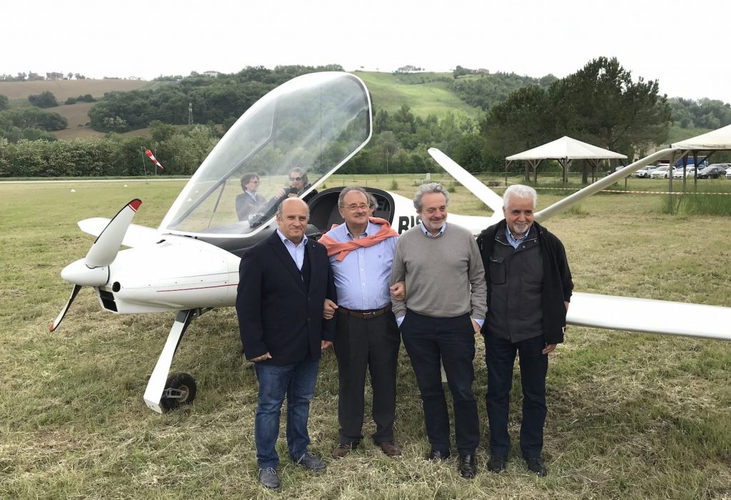 Risen, l’aereo record atterra a Montegiorgio: <br> «A Roma in 20 minuti, Milano meno di un’ora» <br> <span> (Foto e Video)