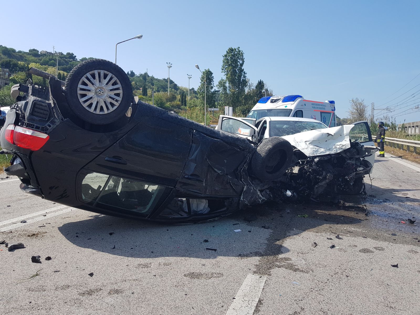 Pauroso frontale sull’Adriatica: <br> auto si ribalta, tre feriti <br> Donna soccorsa con l’elicottero