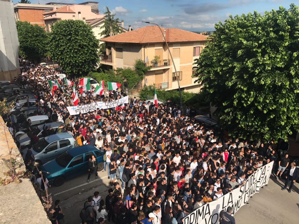 Crollo al Montani, studenti in piazza: <br> «Prima la sicurezza, ora chiarezza» <br> Foto e Video