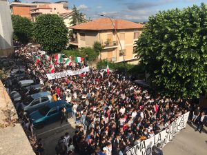 Crollo al Montani, studenti in piazza: <br> «Prima la sicurezza, ora chiarezza» <br> Foto e Video Crollo al Montani, studenti in piazza: <br> «Prima la sicurezza, ora chiarezza» <br> Foto e Video