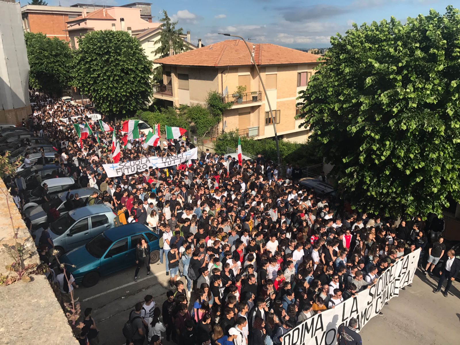 Crollo al Montani, studenti in piazza: <br> «Prima la sicurezza, ora chiarezza» <br> Foto e Video