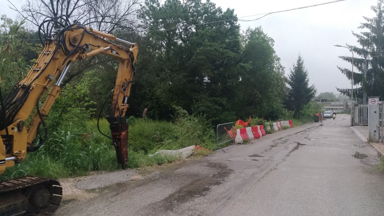 L’Albula erode gli argini <br> Nella zona industriale <br> la strada sta franando