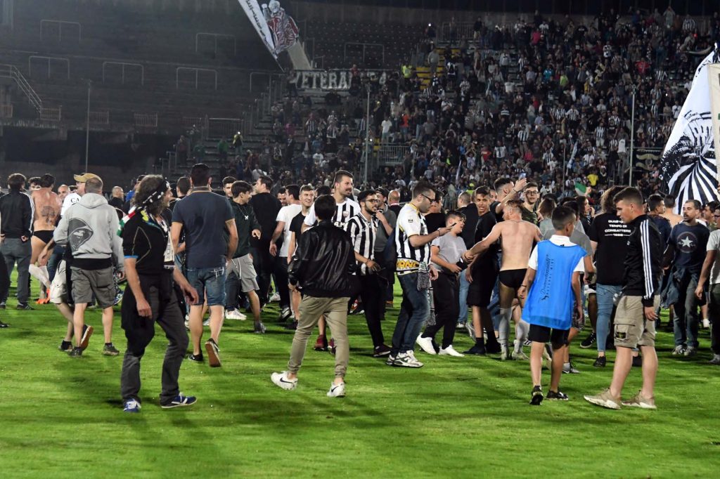Ascoli, notte di festa: il pareggio <br> con l’Entella vale la salvezza <br> Ma i tifosi contestano la società