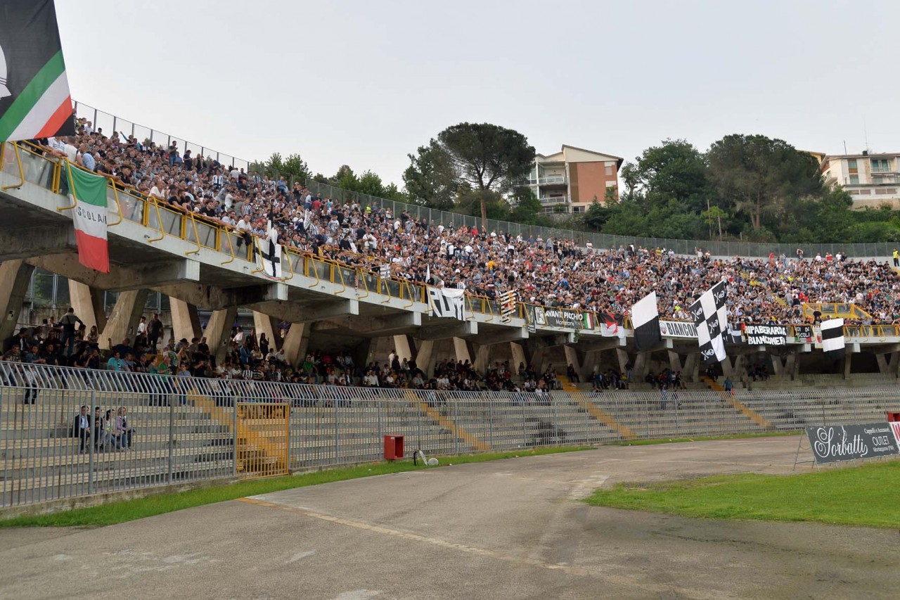 Lezione di stile dall’Entella retrocessa: <br> invitati e ringraziati i tifosi <br> Ad Ascoli polemiche e clima teso