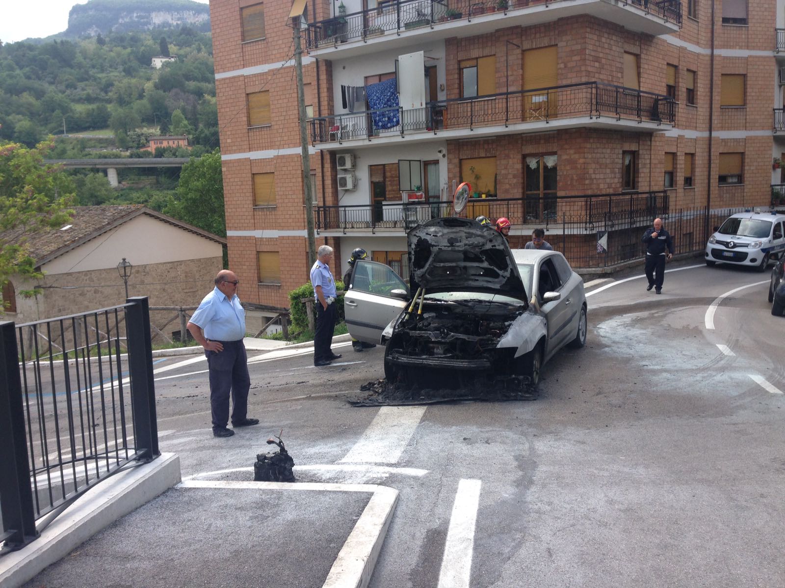 Auto a fuoco vicino all’università <br> Tanta paura, ma nessun ferito