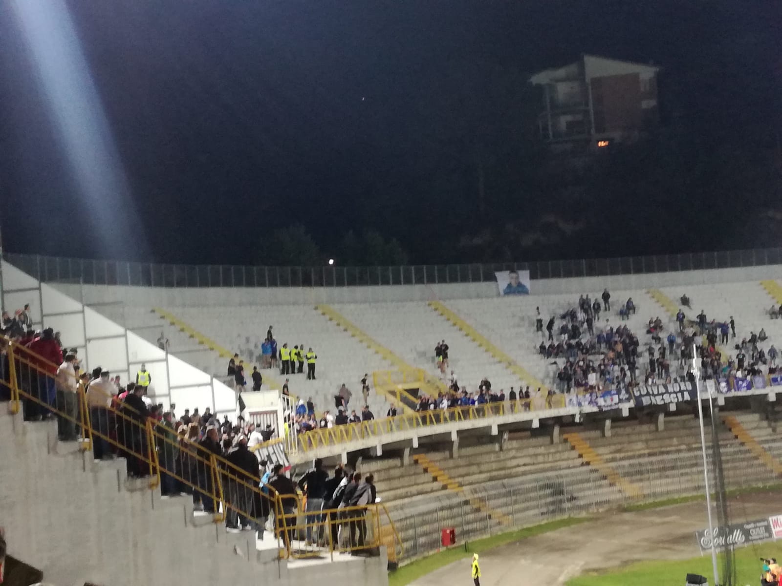 Alta tensione all’intervallo <br> tra tifosi ascolani e bresciani <br><span> (Foto e Video)