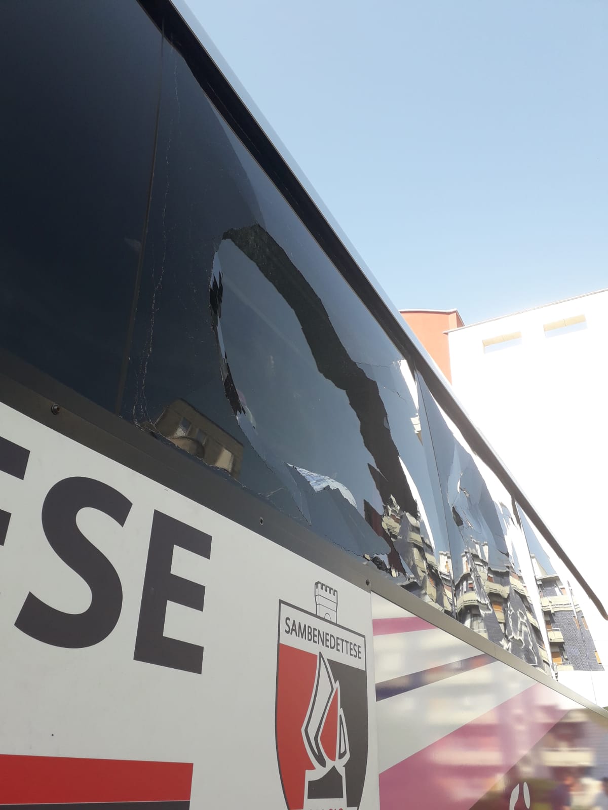 Il pullman della Samb preso <br> a sassate davanti all’hotel di Rende <br> Solidarietà da “Cosenza nel Cuore”
