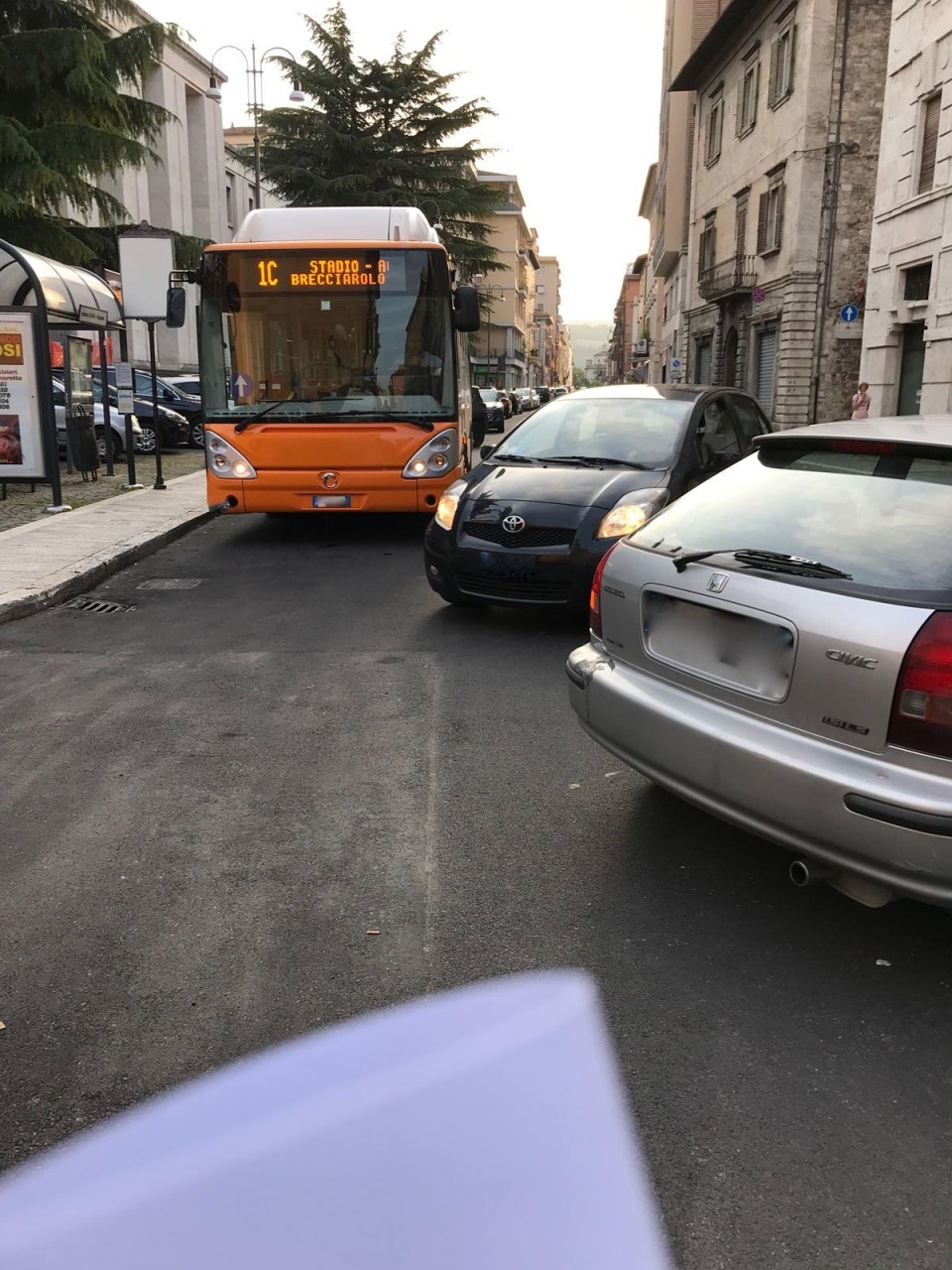 Il capolinea del bus davanti al Tribunale <br> fa infuriare i residenti <span> (Foto)