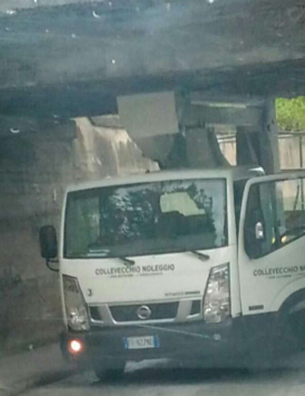 Camioncino resta <br> incastrato nel sottopasso