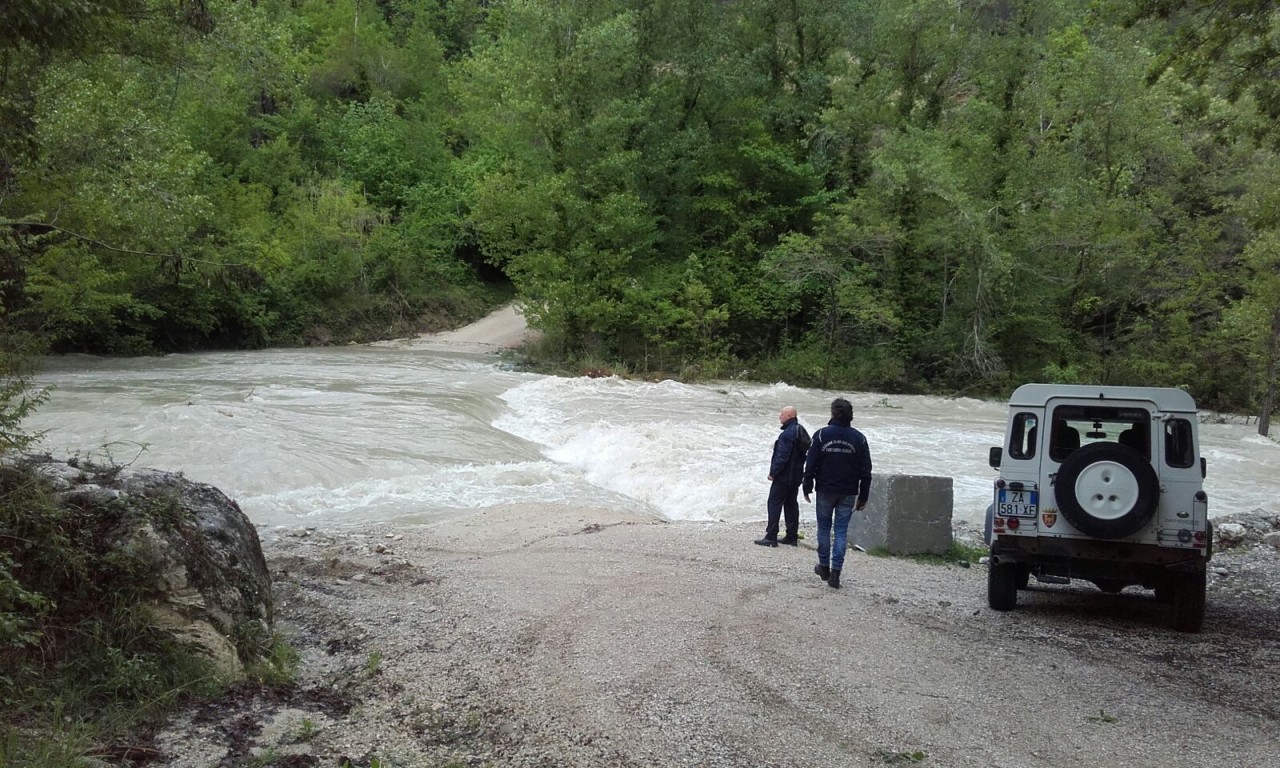 Dopo la pioggia scatta l’allerta fiumi <br> Famiglia isolata a Talvacchia, <br> frane a Comunanza e Offida <br> <span> (Foto e Video) </span>