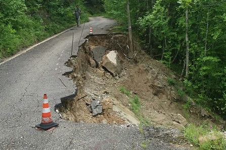 Piove e riaffiora la piaga <br> del dissesto idrogeologico: <br> scompare metà della strada
