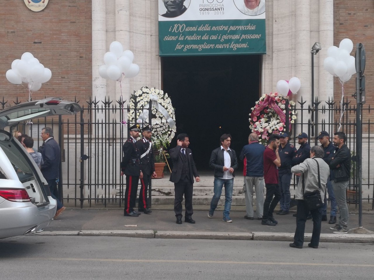 Palloncini e striscioni per Pamela: <br> «Oggi finalmente trova la sua pace» <br> <span> Video </span>