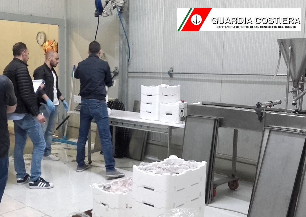 Una denuncia, un negozio chiuso <br> e prodotti sequestrati: <br> blitz della Capitaneria <span> (Foto-Video)