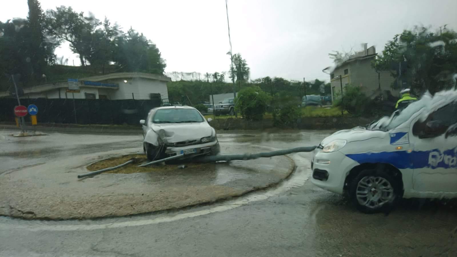 Centra in pieno la rotatoria <br> e demolisce il palo della luce